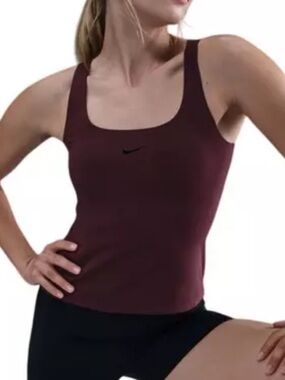 NIKE
Women's Nike Form Tank Top
Color: Burgundy Crush/Burgundy Ash
Size large